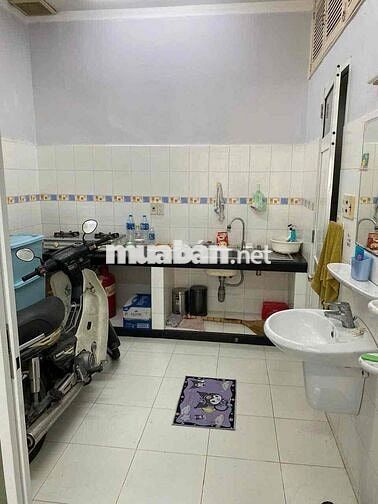 Cho thuê nhà mặt tiền Nguyễn Biểu, sầm uất, 4x18, có sân để xe