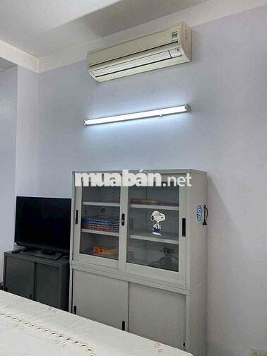 Cho thuê nhà mặt tiền Nguyễn Biểu, sầm uất, 4x18, có sân để xe