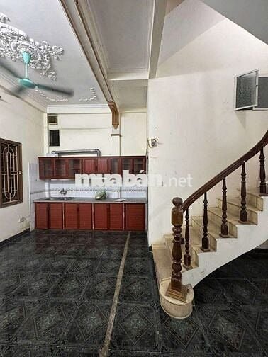 Cho thuê nhà Thái Thịnh 52m², 5PN, có sân để xe, 12 triệu/tháng