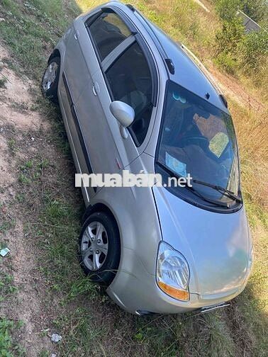 Chevrolet Spark 5 chỗ màu Bạc