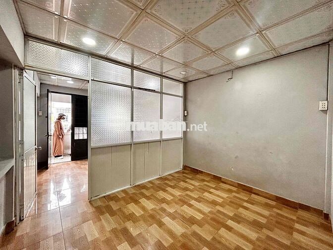 PHÒNG TRỌ GIÁ RẺ 40m2 tách bếp sẵn máy lạnh ngay Cầu Nhị Thiên Đường