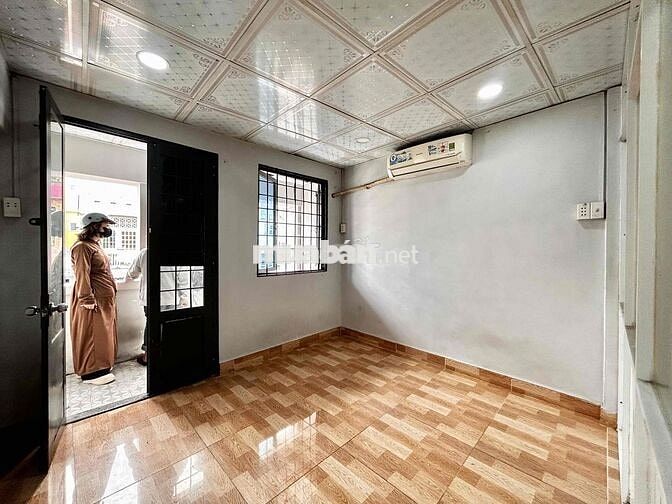 PHÒNG TRỌ GIÁ RẺ 40m2 tách bếp sẵn máy lạnh ngay Cầu Nhị Thiên Đường