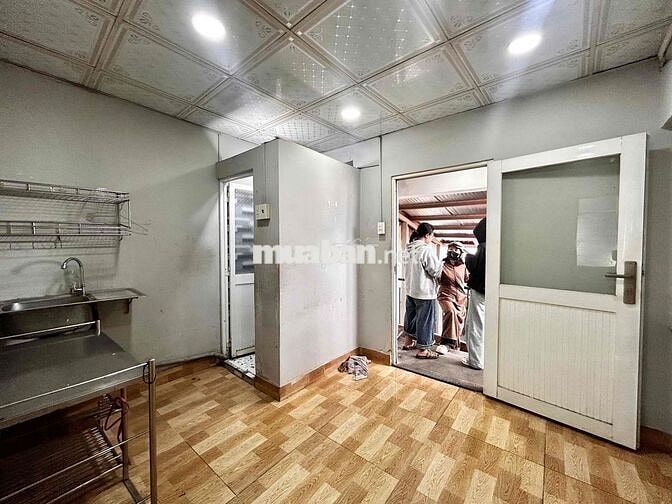 PHÒNG TRỌ GIÁ RẺ 40m2 tách bếp sẵn máy lạnh ngay Cầu Nhị Thiên Đường