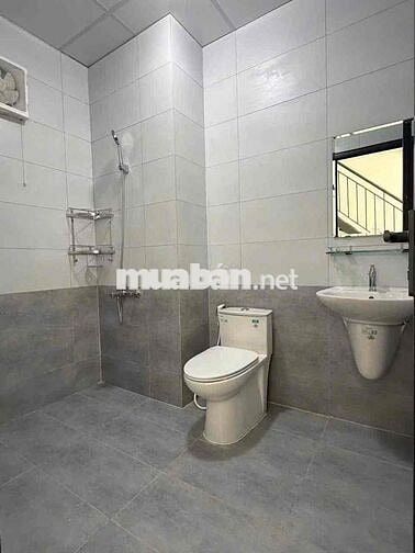 Nhà 4,5x25m  trệt lầu trống suốt mặt tiền Hoàng Quốc Việt