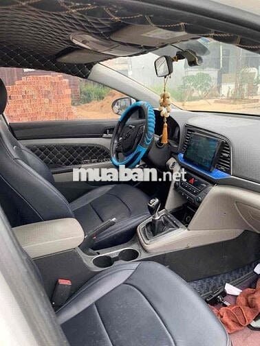 Hyundai Elantra 2016 Trắng 5 chỗ