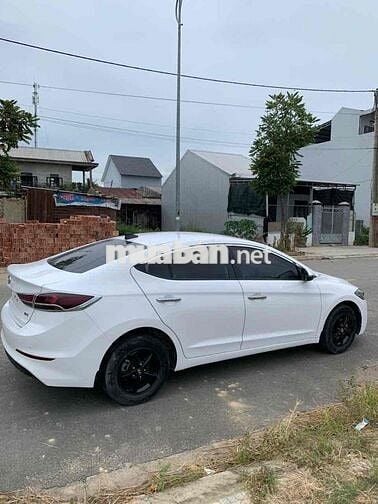 Hyundai Elantra 2016 Trắng 5 chỗ