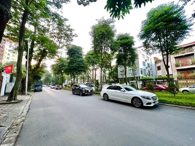 Biệt thự Linh Đàm, BT68, 245m2, thang máy, logoc, vườn treo, vỉa hè câ