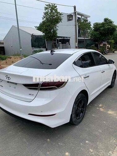 Hyundai Elantra 2016 Trắng 5 chỗ