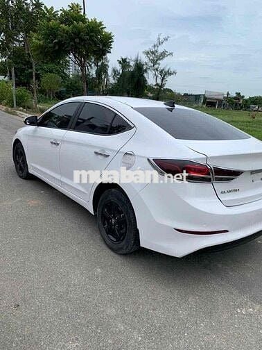 Hyundai Elantra 2016 Trắng 5 chỗ