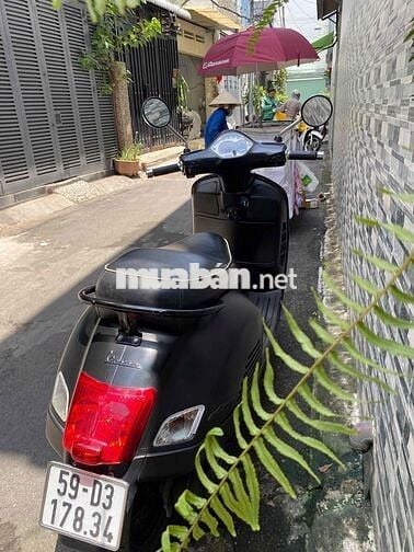 Piaggio Vespa GTS Super Đen