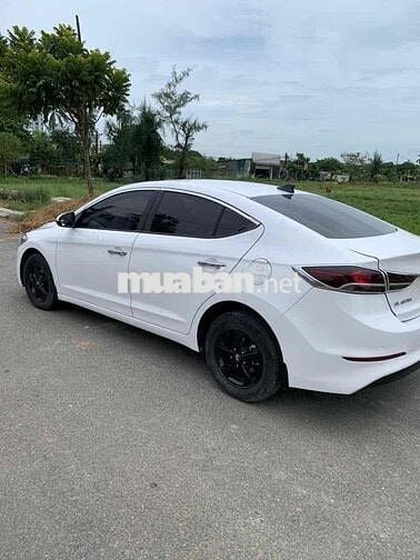 Hyundai Elantra 2016 Trắng 5 chỗ