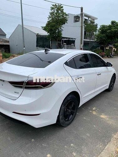 Hyundai Elantra 2016 Trắng 5 chỗ