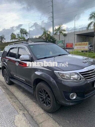 Toyota Fortuner 2013 Xám 7 chỗ Xăng Tự động