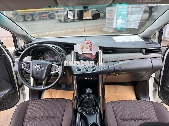 8 Chỗ, Số sàn - INNOVA 2.0E MT 2023 Trắng- CÓ BANK