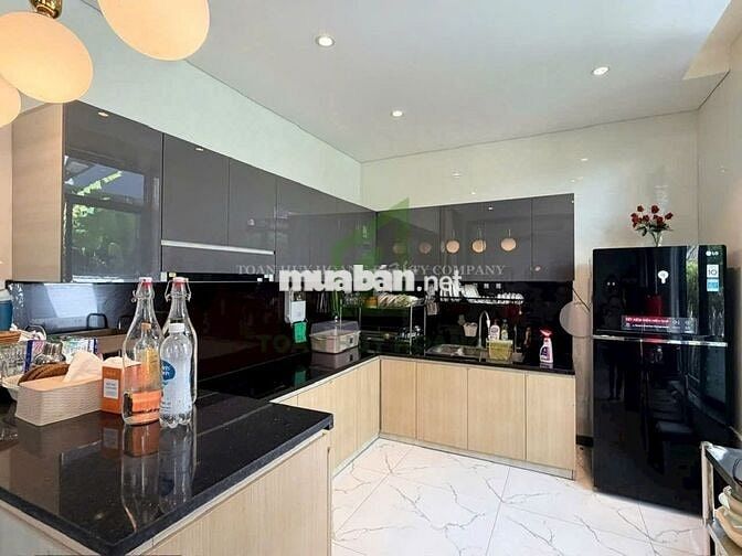  Cho thuê biệt thự 3 tầng  4 PN khép kín Khu Euro Village 1