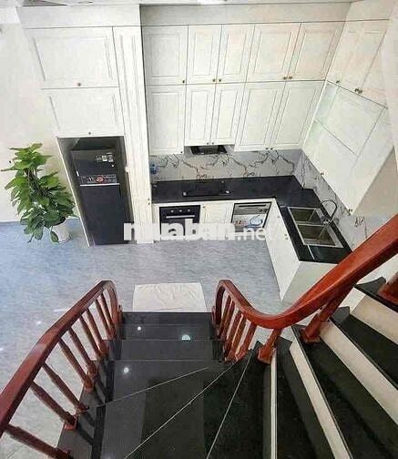 CHO THUÊ NHÀ MỚI NGUYÊN CĂN LÔ GÓC THẠCH BÀN-Ô TÔ VÀO NHÀ NỘI THẤT CB