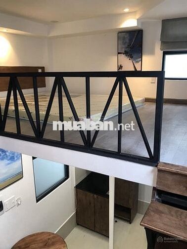 Phòng có cửa sổ lớn, ban công thoáng sạch không khí thiên nhiên