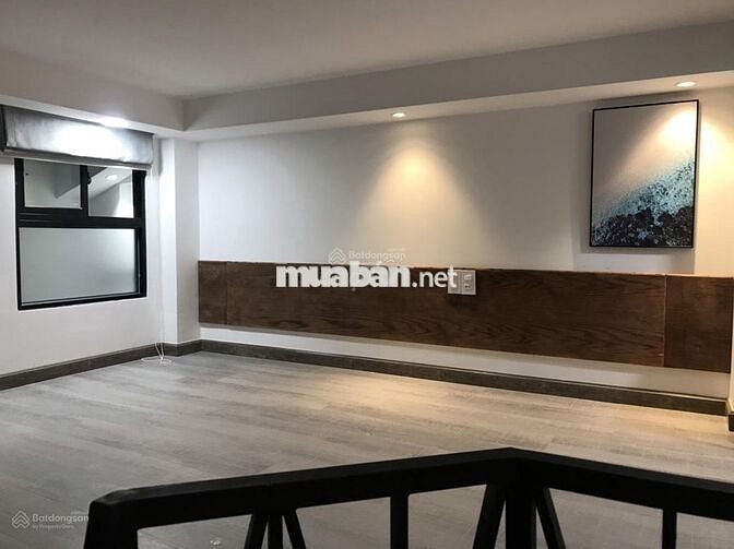 Phòng có cửa sổ lớn, ban công thoáng sạch không khí thiên nhiên