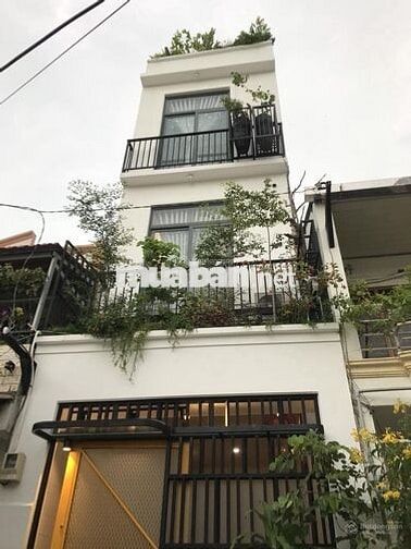Phòng có cửa sổ lớn, ban công thoáng sạch không khí thiên nhiên