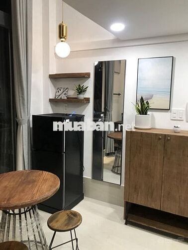 Phòng có cửa sổ lớn, ban công thoáng sạch không khí thiên nhiên