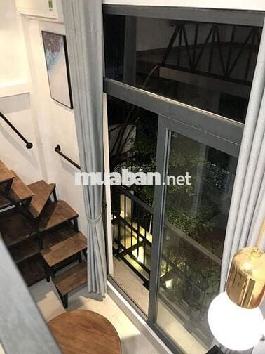 Phòng có cửa sổ lớn, ban công thoáng sạch không khí thiên nhiên
