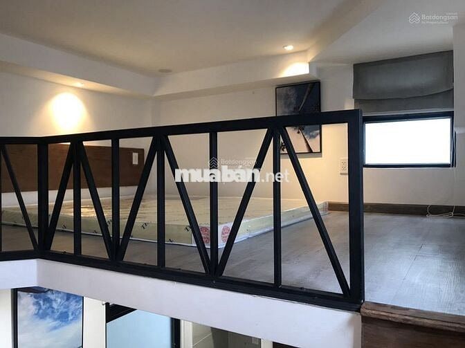 Phòng có cửa sổ lớn, ban công thoáng sạch không khí thiên nhiên