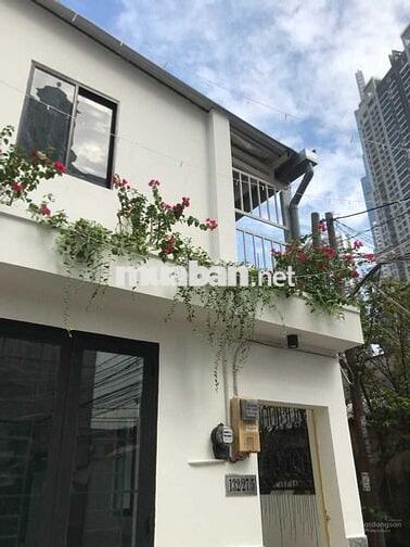 Phòng gác cao thoáng sáng nhiều cửa sổ khu an ninh