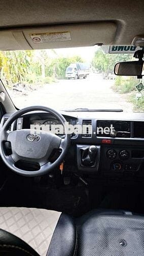 Toyota Hiace 16 chỗ Số sàn Bạc