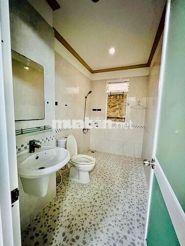 Cho Thuê Nhà DT 250m2 1Trệt 3Lầu 4Pn 5Wc Sân Thượng Hẻm 1 Sẹc Ngắn