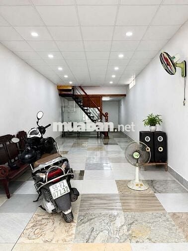 Nhà siêu rộng sát đại học Văn Lang