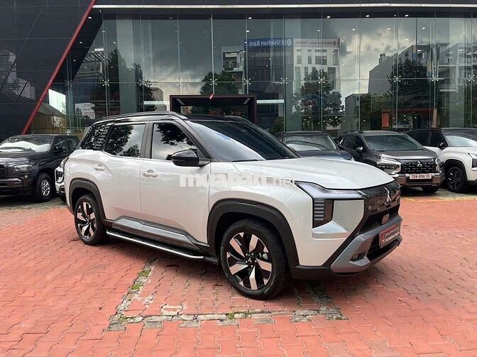 Mitsubishi DST Ultimate 2026 Trắng