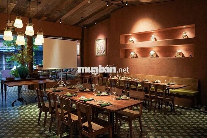 NHÂN VIÊN PHỤC VỤ NHÀ HÀNG SECRET GARDEN