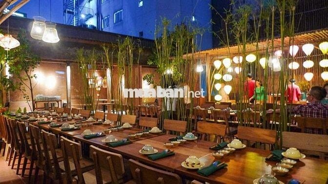 NHÂN VIÊN PHỤC VỤ NHÀ HÀNG SECRET GARDEN