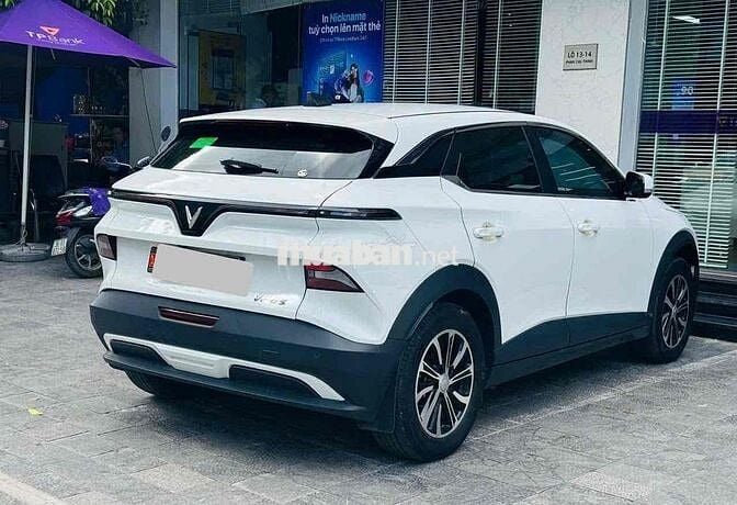 Vinfast VF6 eco 2024 biển trắng, xe gia đình