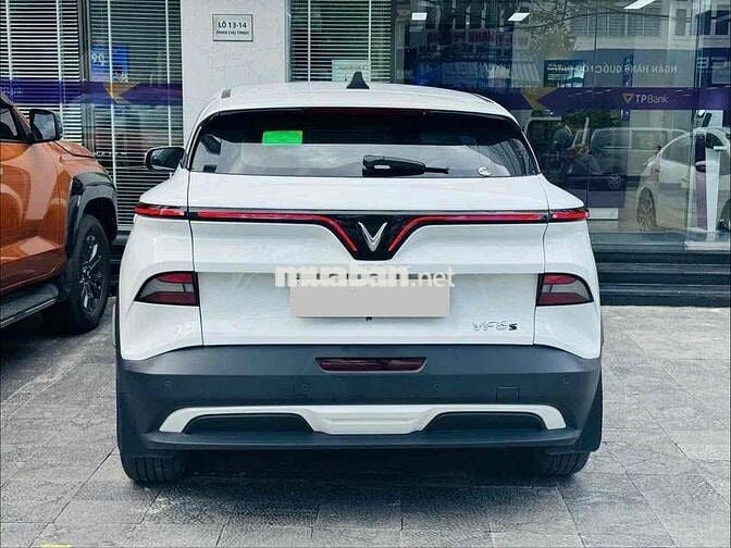 Vinfast VF6 eco 2024 biển trắng, xe gia đình