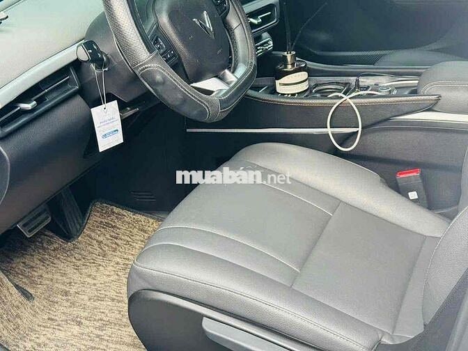 Vinfast VF6 eco 2024 biển trắng, xe gia đình