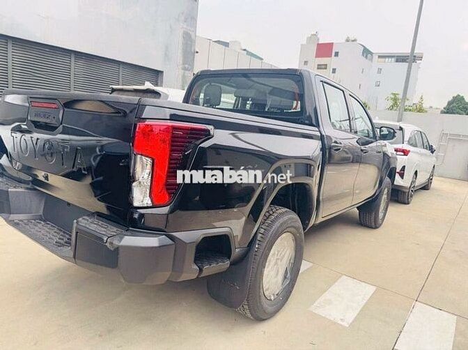 Toyota Hilux Standard 2.8L 4x2 MT 2026 - 577 Triệu