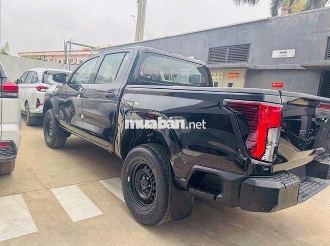 Toyota Hilux Standard 2.8L 4x2 MT 2026 - 577 Triệu