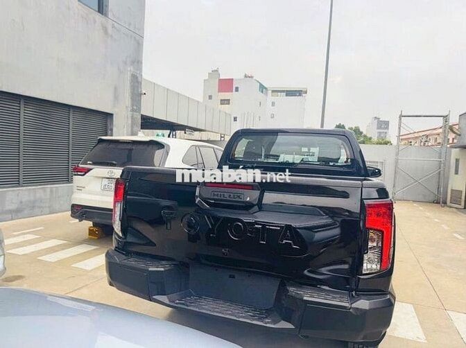 Toyota Hilux Standard 2.8L 4x2 MT 2026 - 577 Triệu