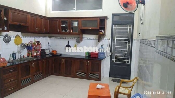 nhà hướng Tây,4 phòng ngủ,sân thượng.hẻm to