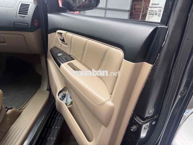 Toyota Fortuner 7 chỗ màu Xám