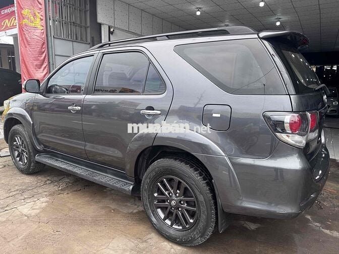 Toyota Fortuner 7 chỗ màu Xám