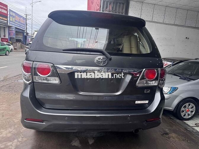 Toyota Fortuner 7 chỗ màu Xám