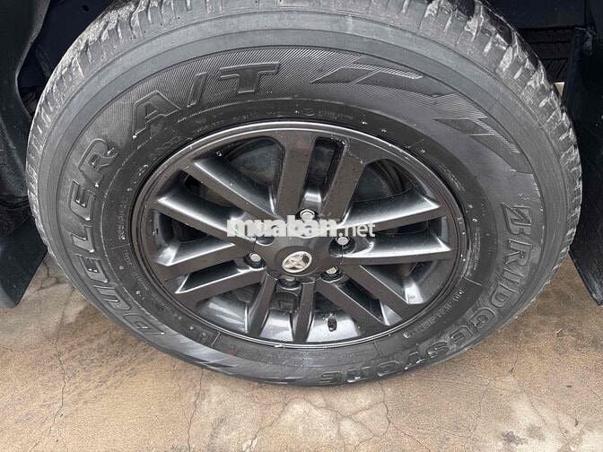Toyota Fortuner 7 chỗ màu Xám