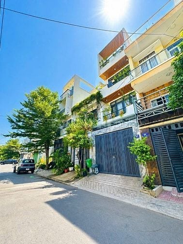 Lô góc 2 mặt tiền đường 827, ngay vòng xoay Phú Hữu.