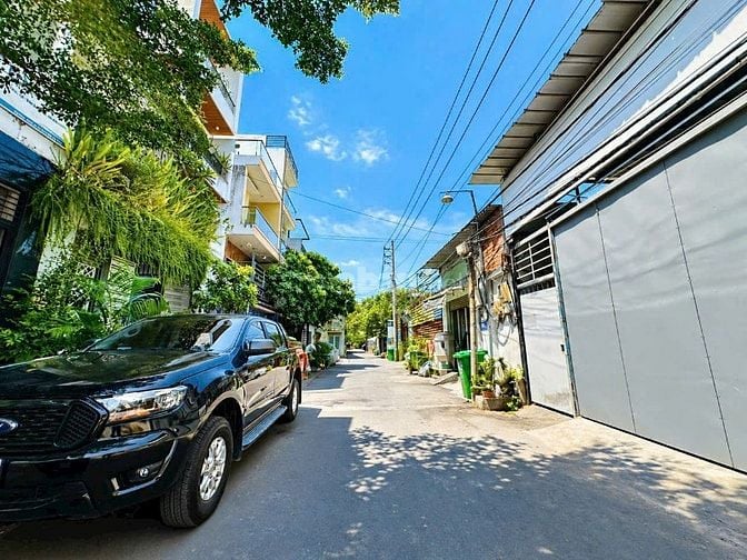Lô góc 2 mặt tiền đường 827, ngay vòng xoay Phú Hữu.