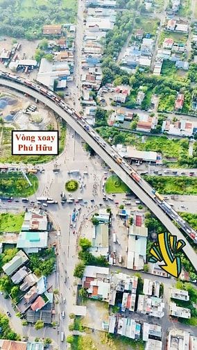 Lô góc 2 mặt tiền đường 827, ngay vòng xoay Phú Hữu.