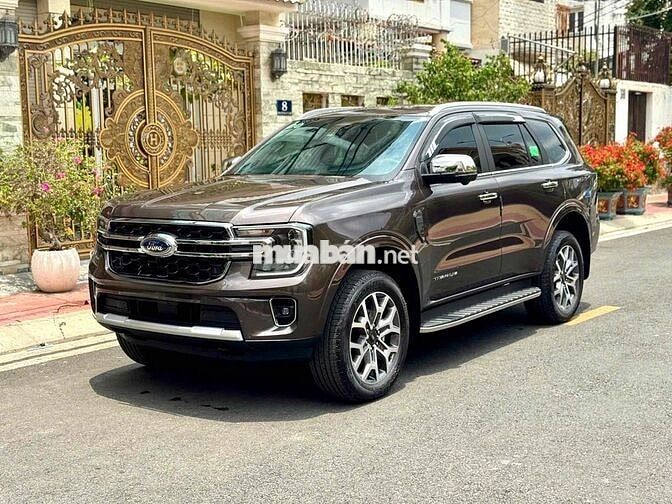 Ford Everest Titanium 2025 Nâu 5.900 km