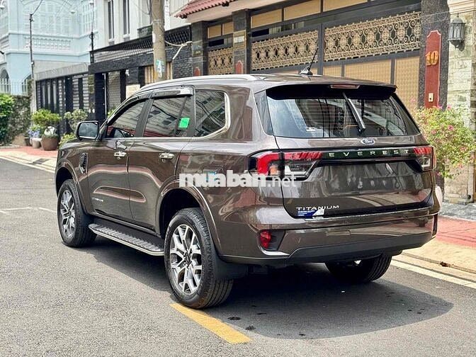 Ford Everest Titanium 2025 Nâu 5.900 km