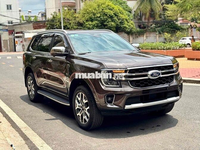 Ford Everest Titanium 2025 Nâu 5.900 km